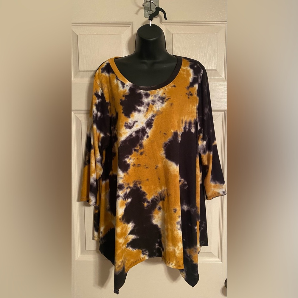 Green Envelope brand black/yellow/cream top with 3/4 length sleeve